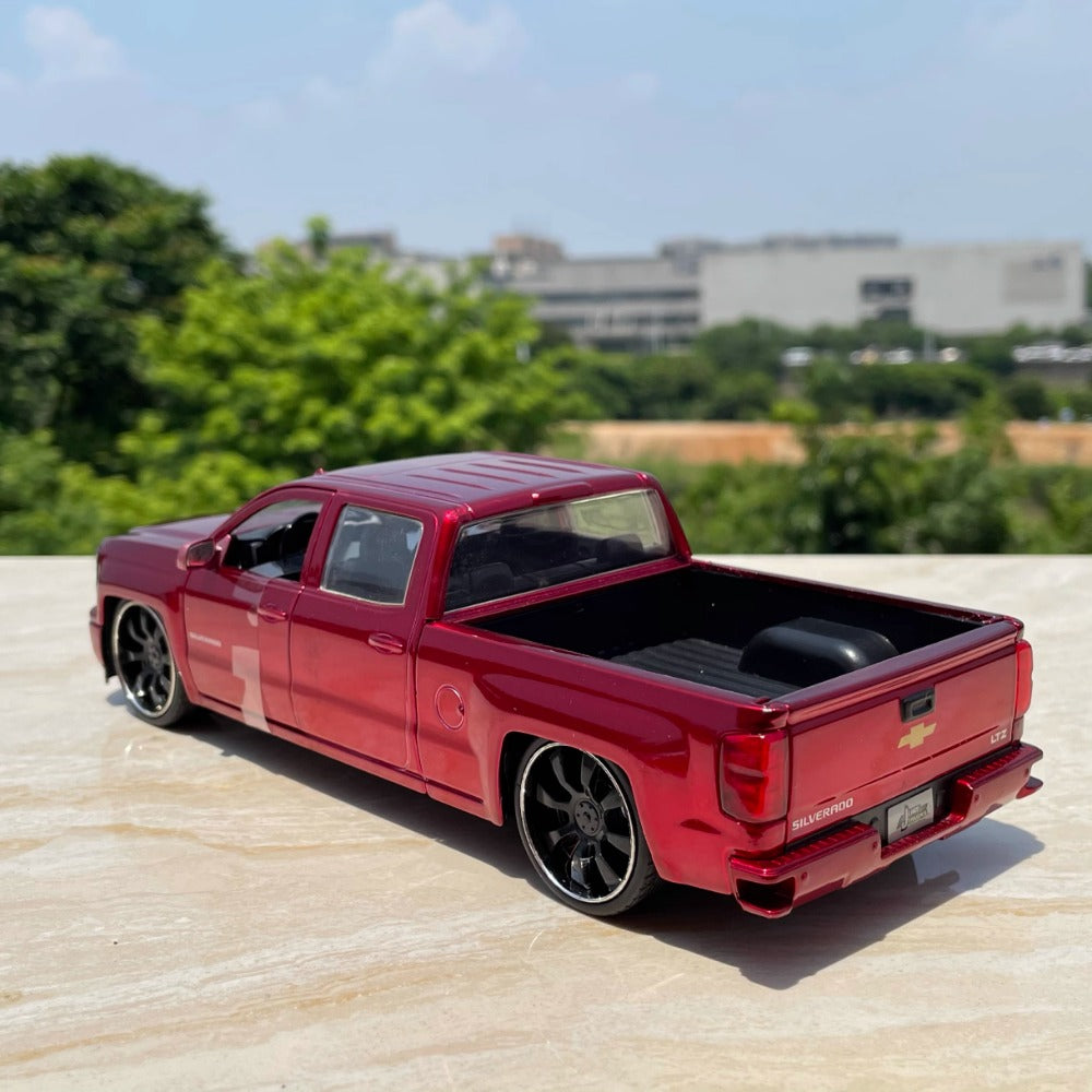 1/24 Scale Chevrolet Silverado Pickup Truck Diecast Model Car