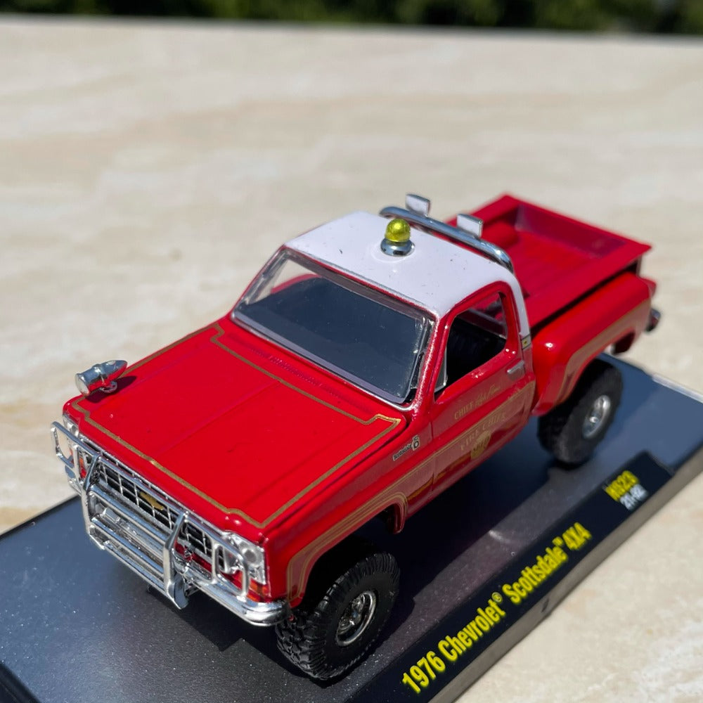 1/64 Scale 1976 Chevrolet Scottsdale High Flame Fire Chief SBFD Pickup Truck Diecast Model Car