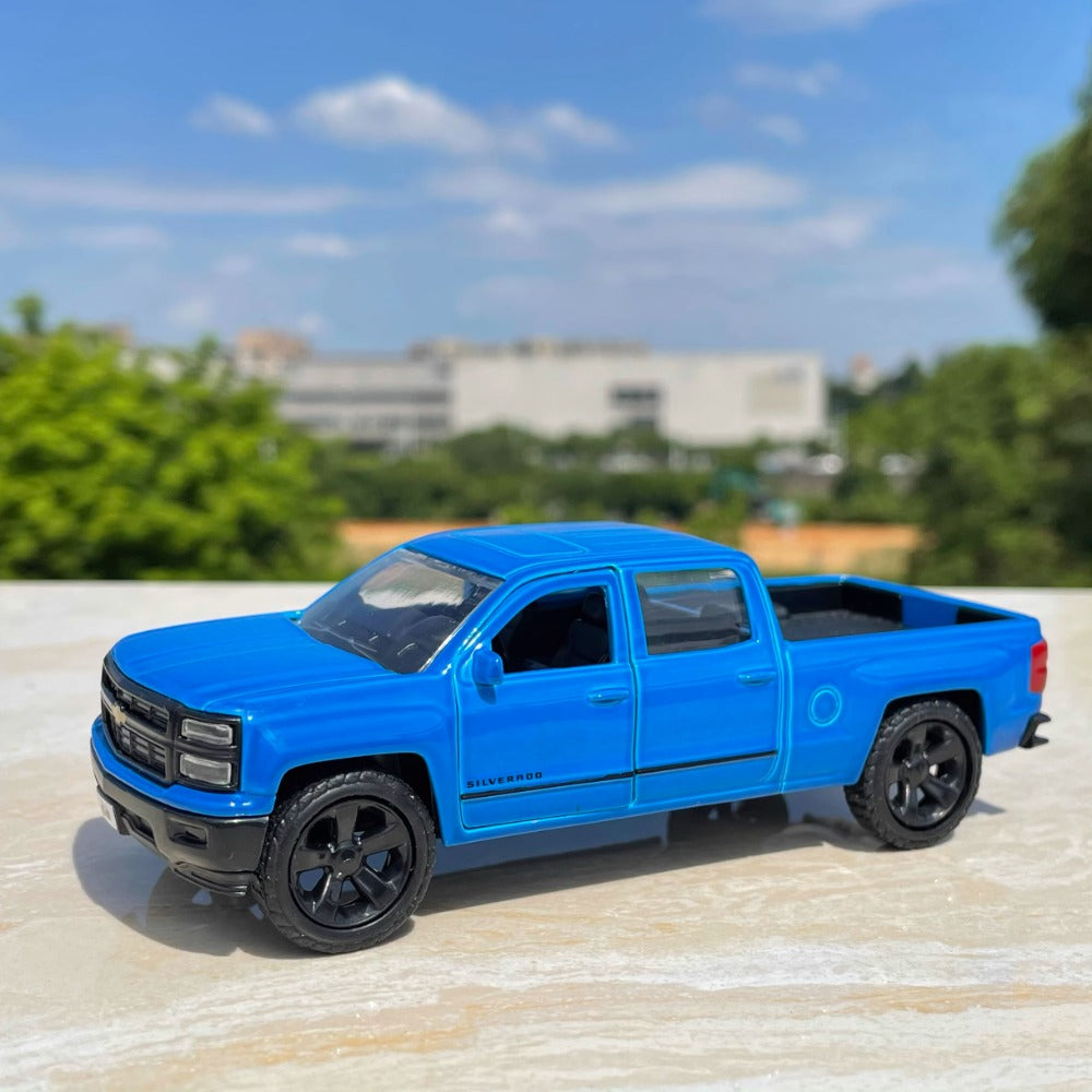 1/32 Scale Chevrolet Silverado Pickup Truck Diecast Model