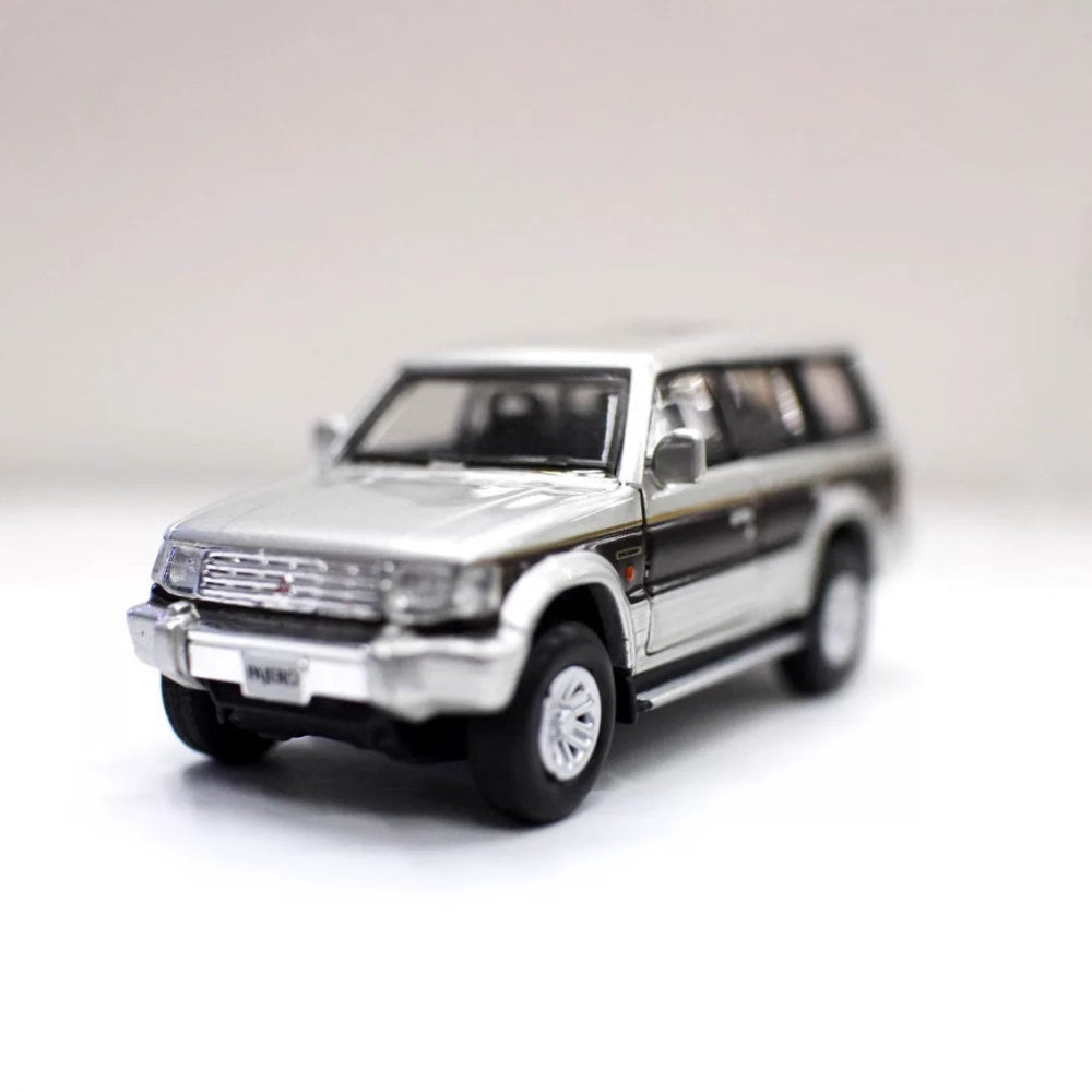 1/64 Scale Mitsubishi Pajero Super Exceed SUV Diecast Model