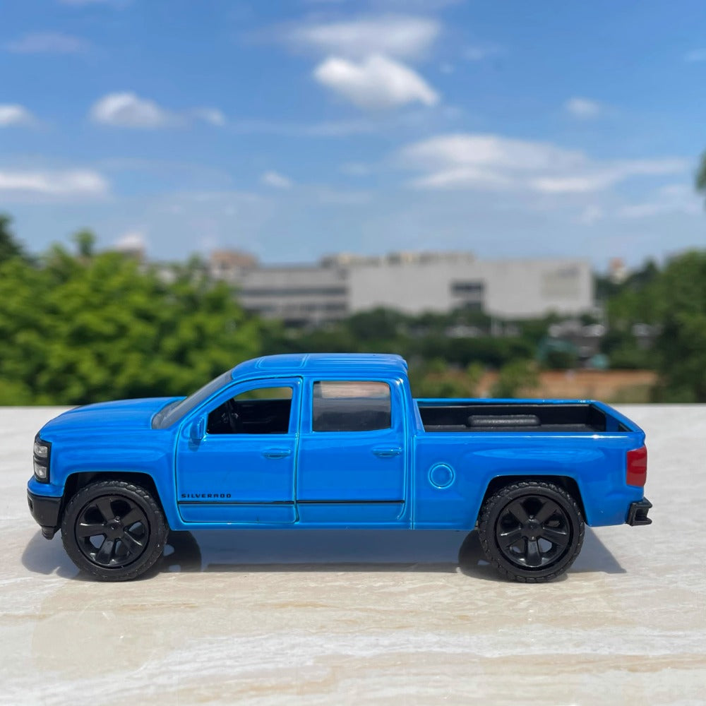 1/32 Scale Chevrolet Silverado Pickup Truck Diecast Model