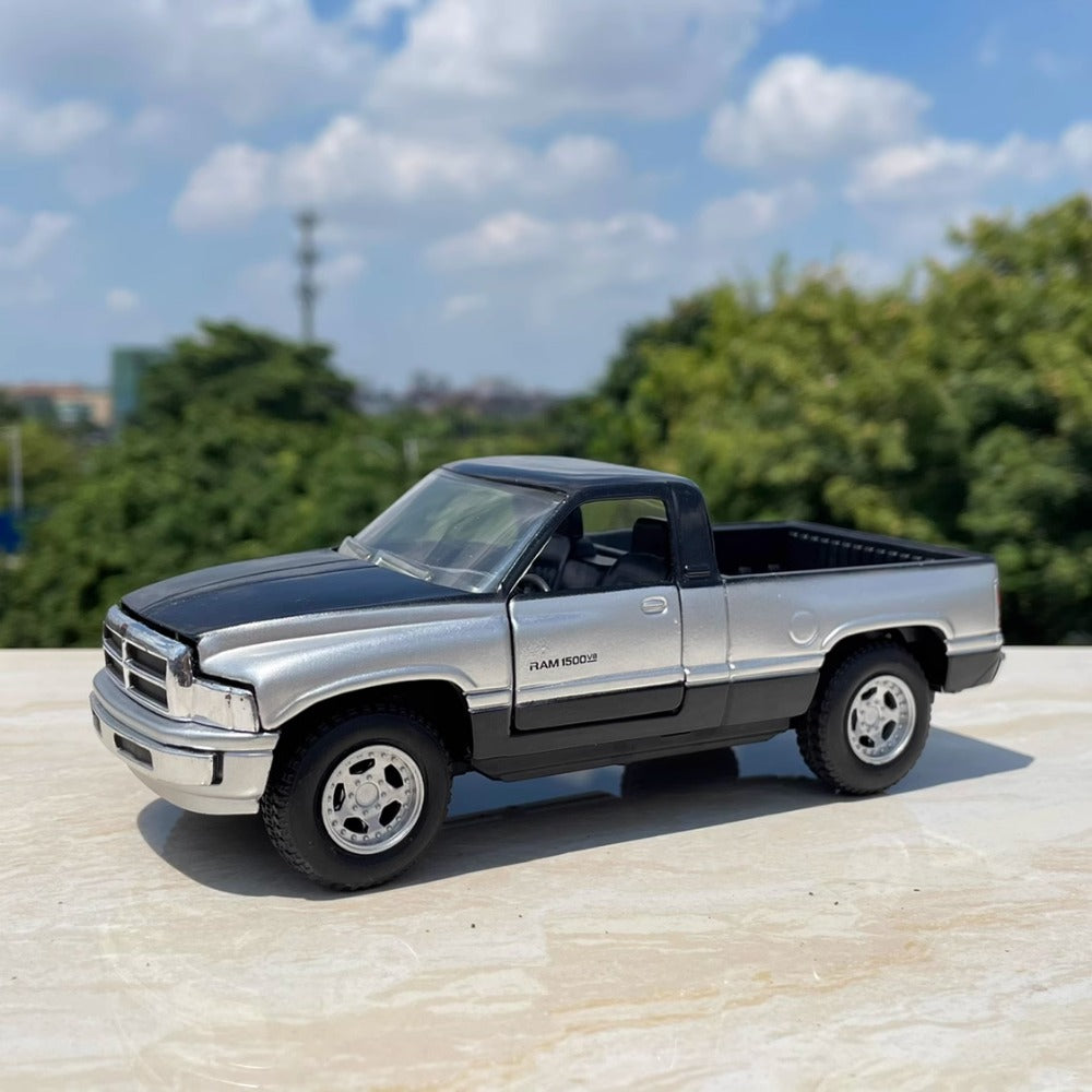 1/24 Scale Dodge Ram 1500 Pickup Truck Diecast Model Car