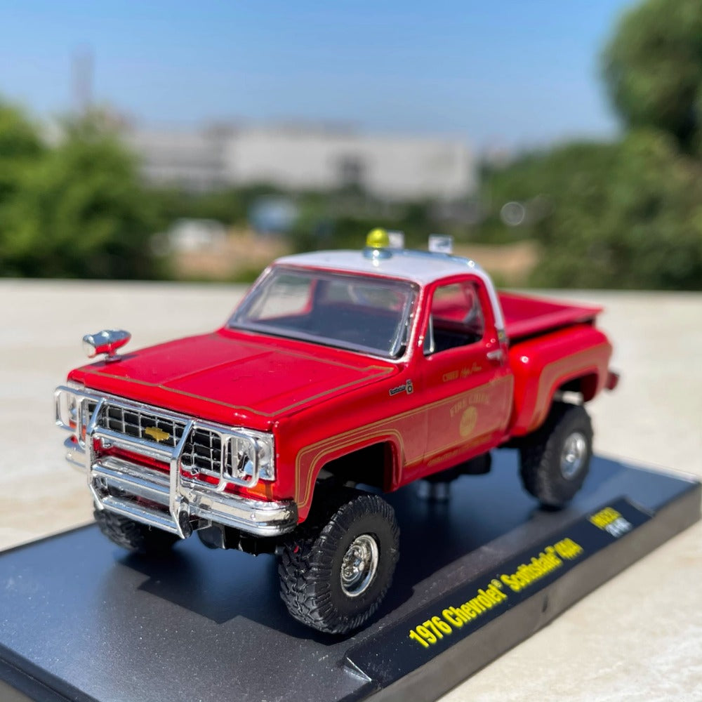 1/64 Scale 1976 Chevrolet Scottsdale High Flame Fire Chief SBFD Pickup Truck Diecast Model Car