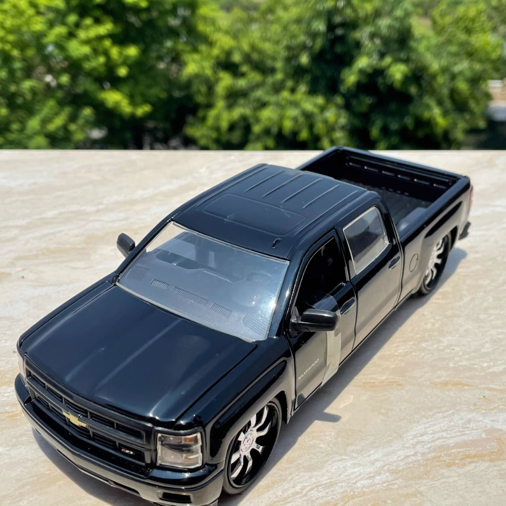 1/24 Scale Chevrolet Silverado Pickup Truck Diecast Model Car