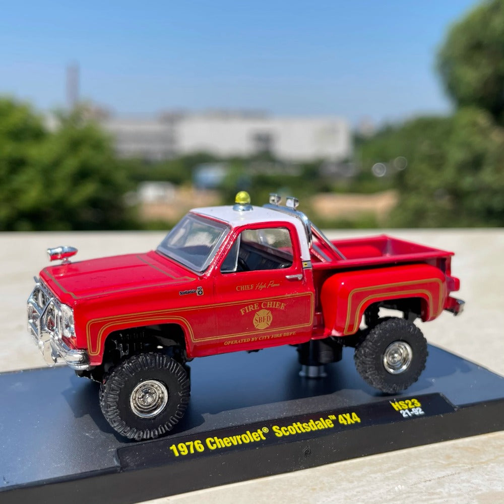 1/64 Scale 1976 Chevrolet Scottsdale High Flame Fire Chief SBFD Pickup Truck Diecast Model Car