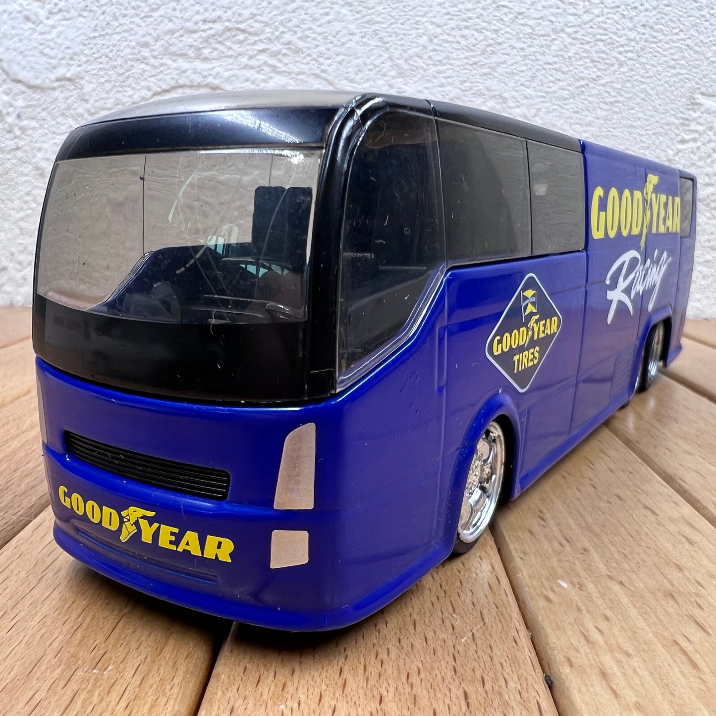 1/64 Scale Coach Bus Diecast Model