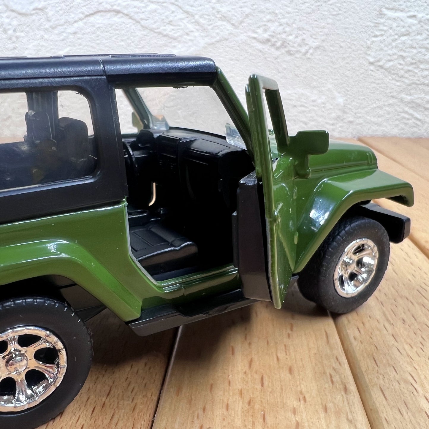 1/32 Scale Jeep Wrangler SUV Diecast Model Car