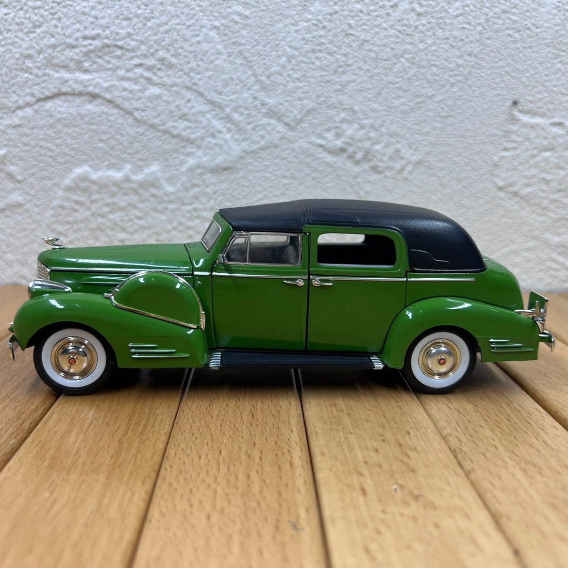 1/32 Scale 1938 Cadillac Series 70 Diecast Model Car