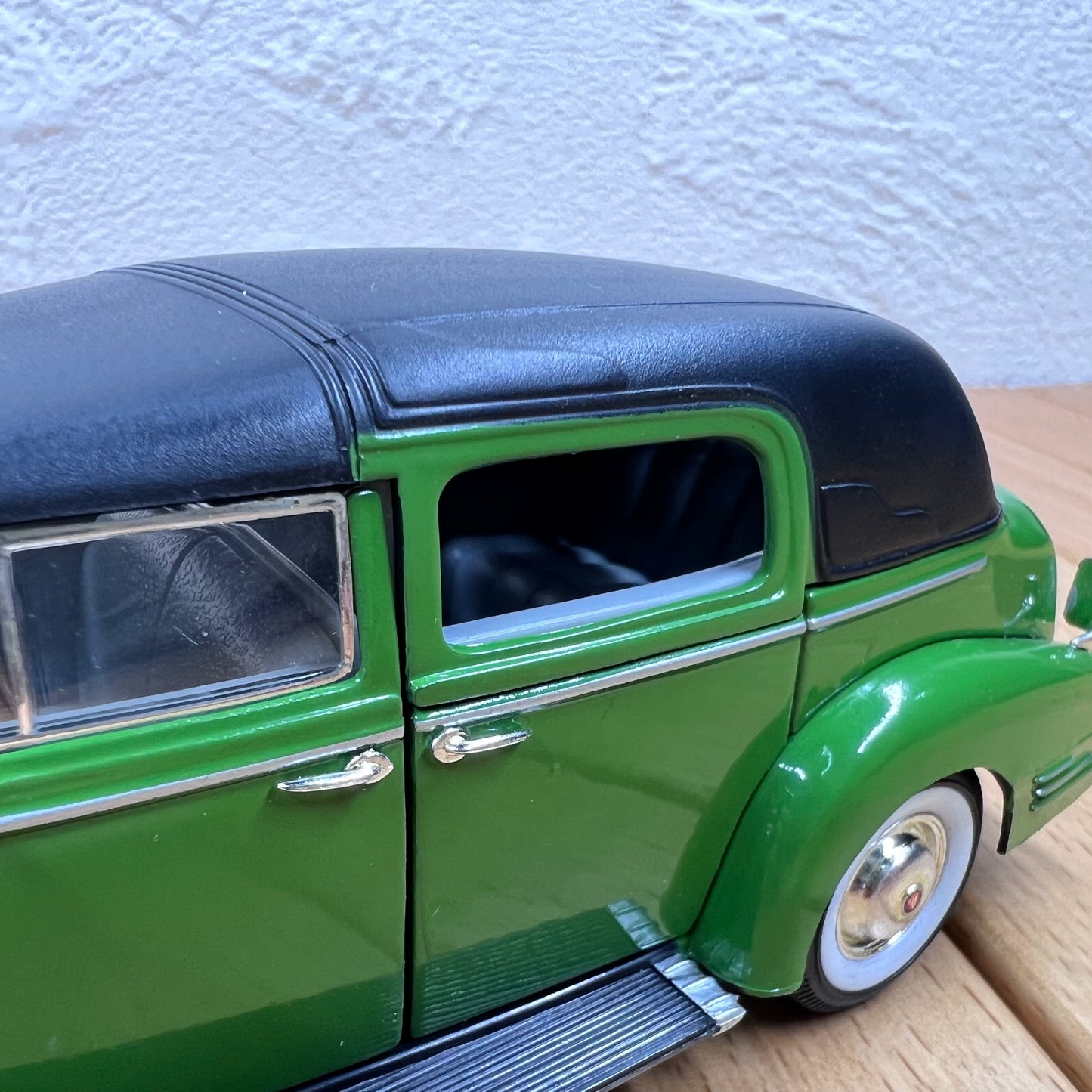 1/32 Scale 1938 Cadillac Series 70 Diecast Model Car