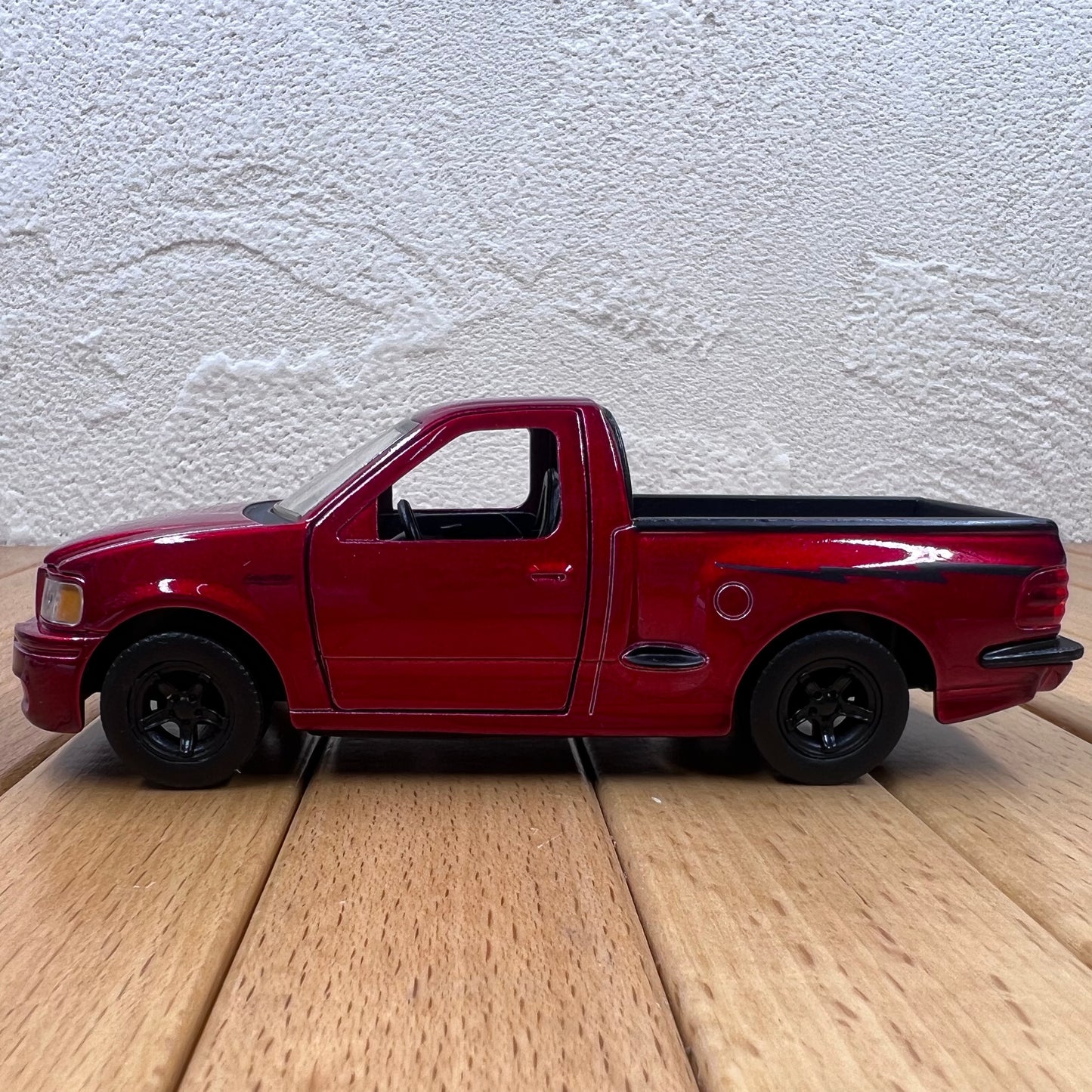 1/32 Scale 1999 Ford F-150 SVT Lightning Pickup Truck Diecast Model Car