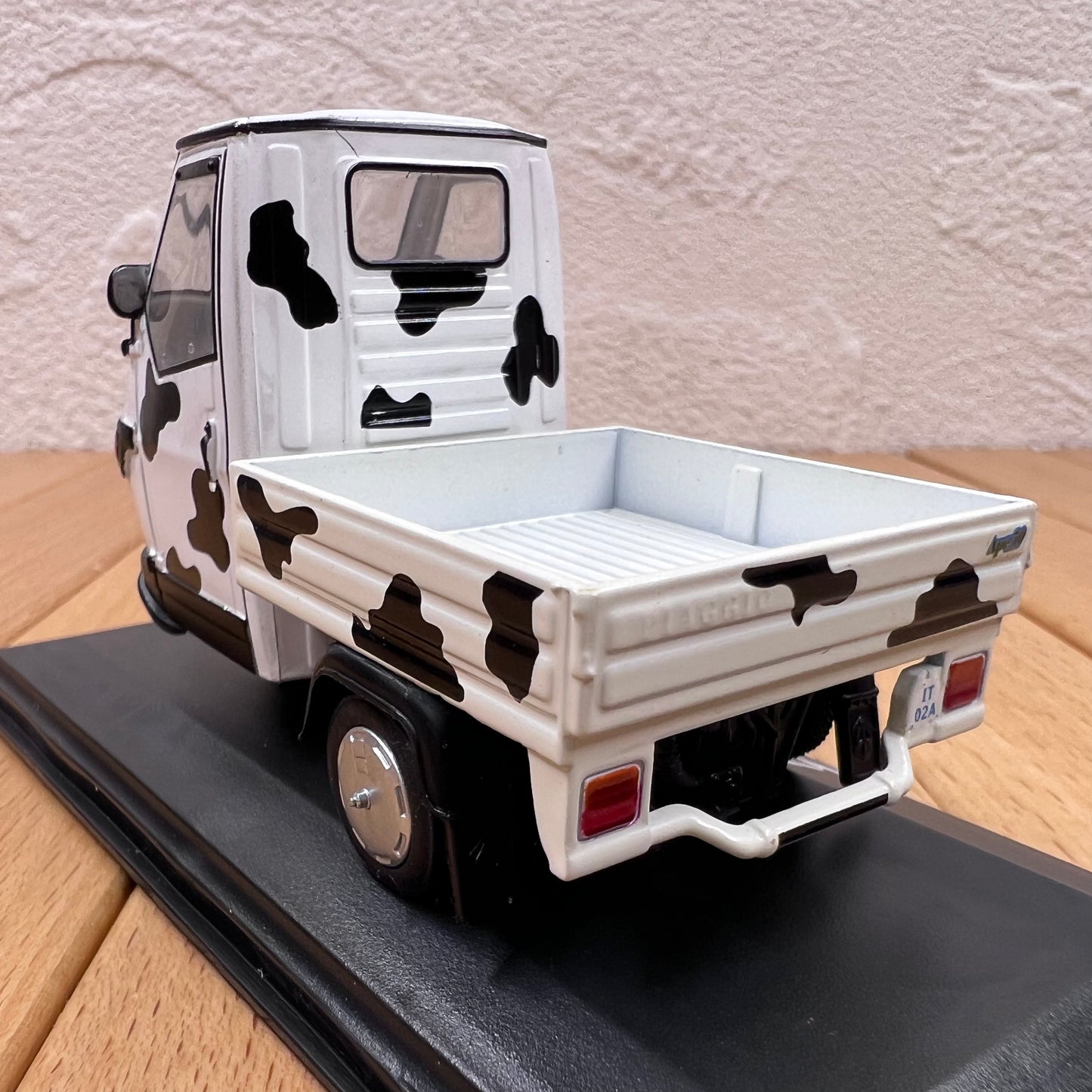 1/32 Scale 2006 Piaggio Ape 50 Mucca Tricycle Pickup Diecast Model