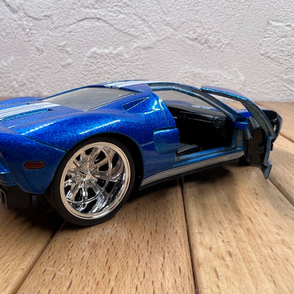 1/32 Scale 2005 Ford GT Sports Car Diecast Model