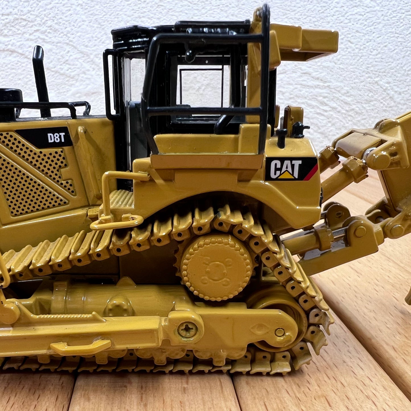 1/50 Scale Caterpillar D8T Bulldozer Diecast Model