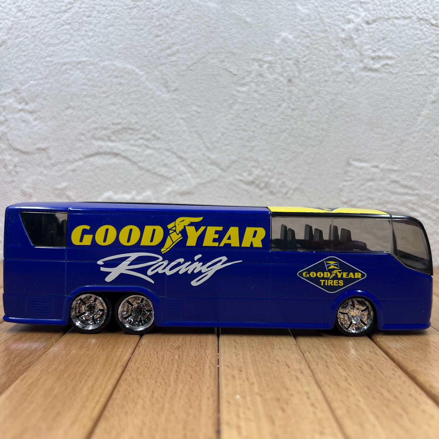 1/64 Scale Coach Bus Diecast Model