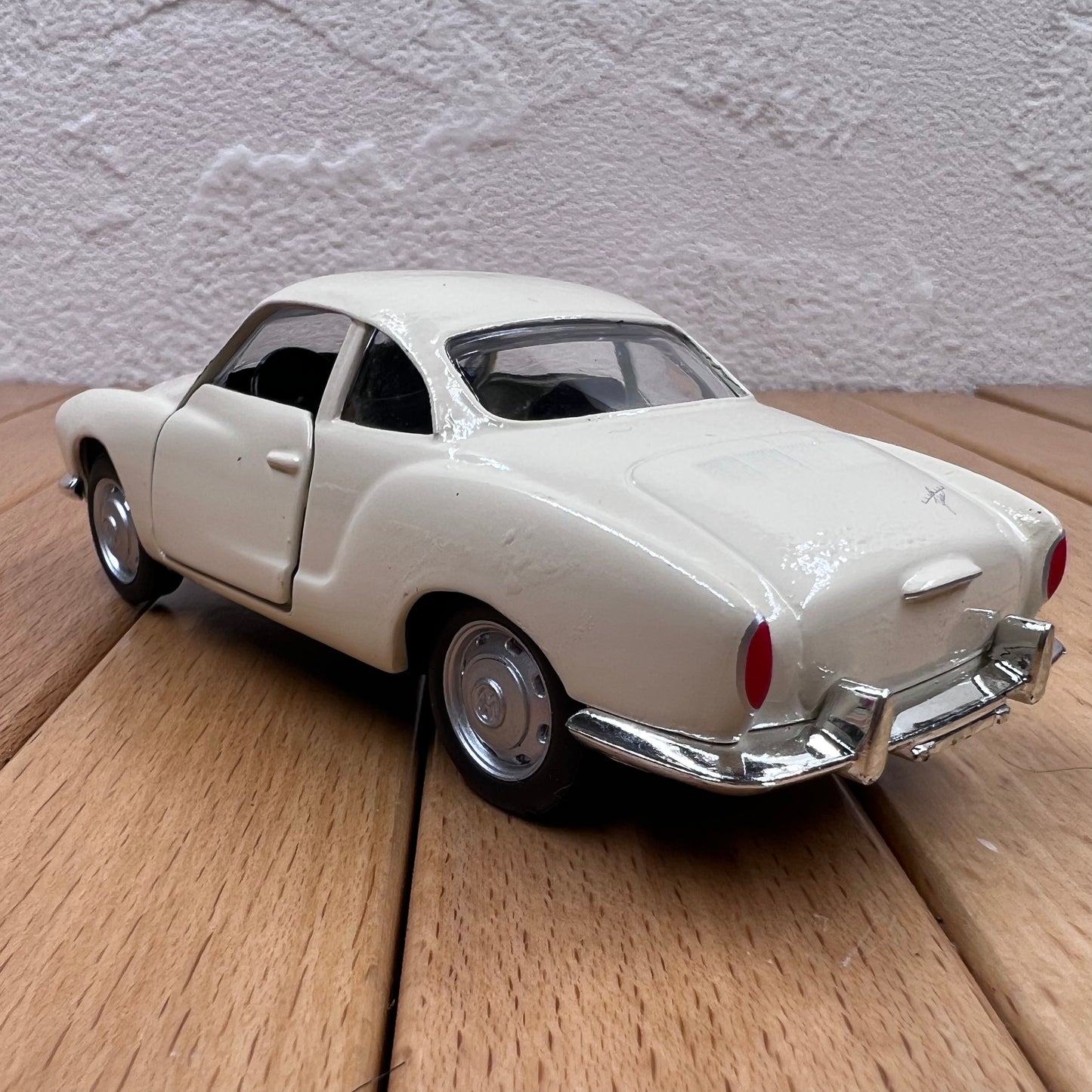 1/43 Scale 1968 Volkswagen Karmann Ghia Diecast Model Car