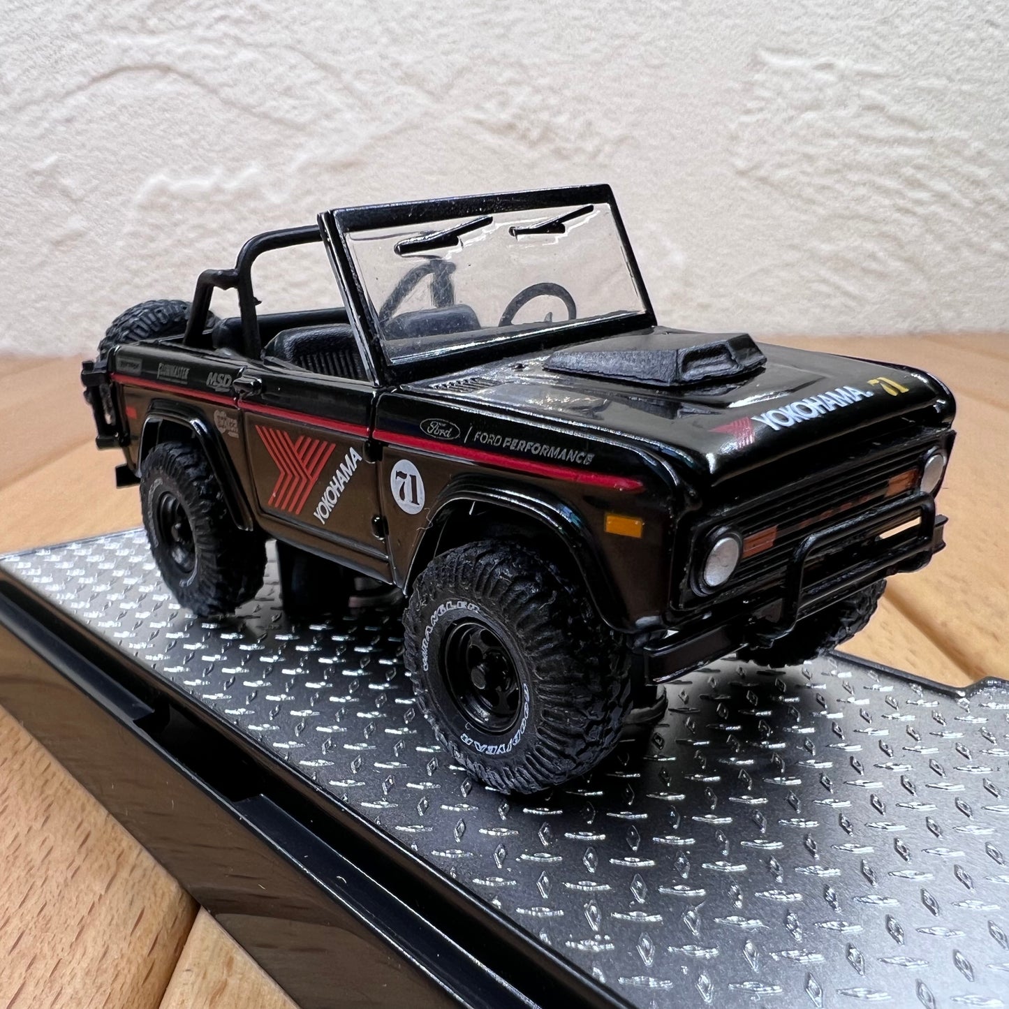 1/64 Scale 1971 Ford Bronco Compact SUV Diecast Model Car