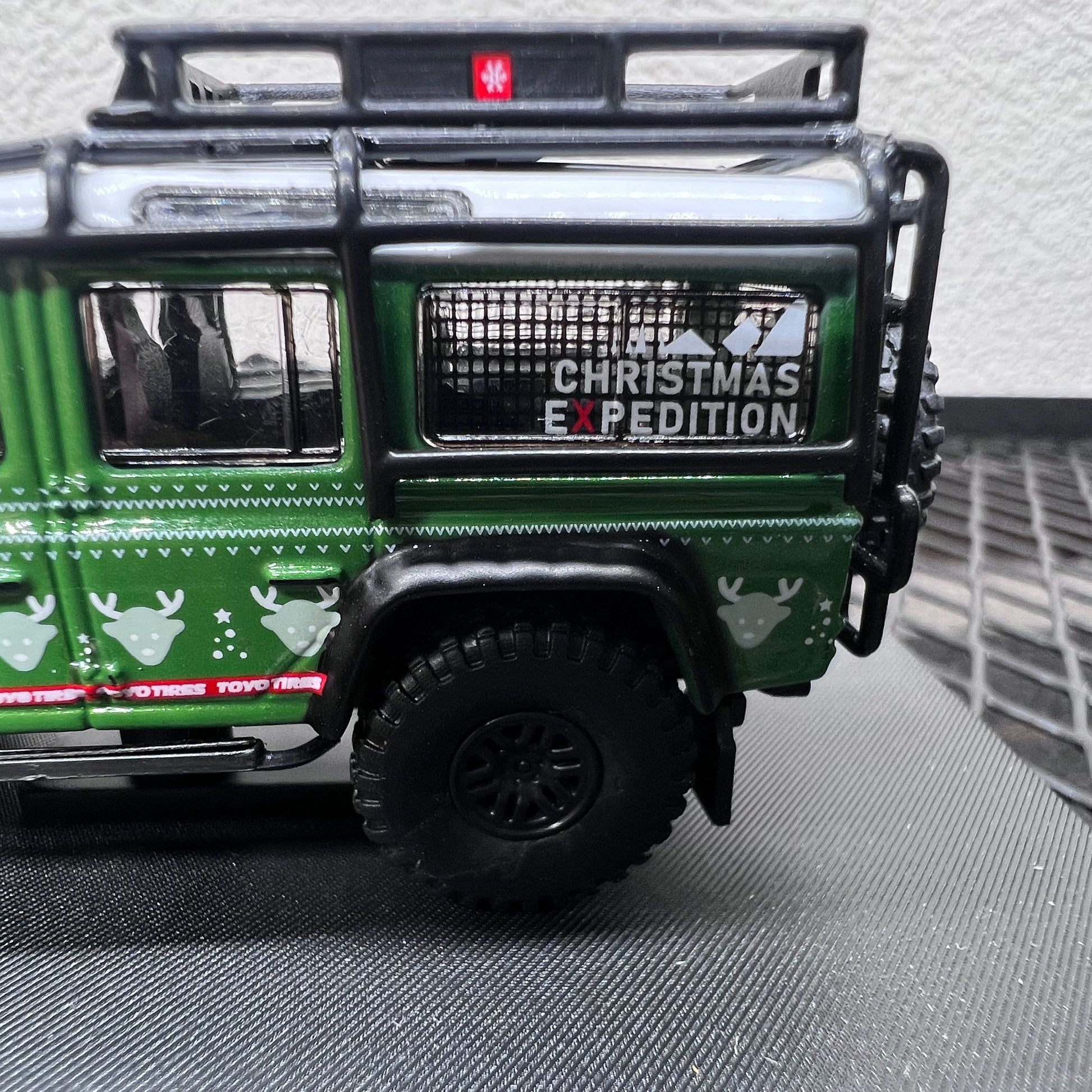 1/64 Scale Land Rover Defender 110 Diecast Model Car