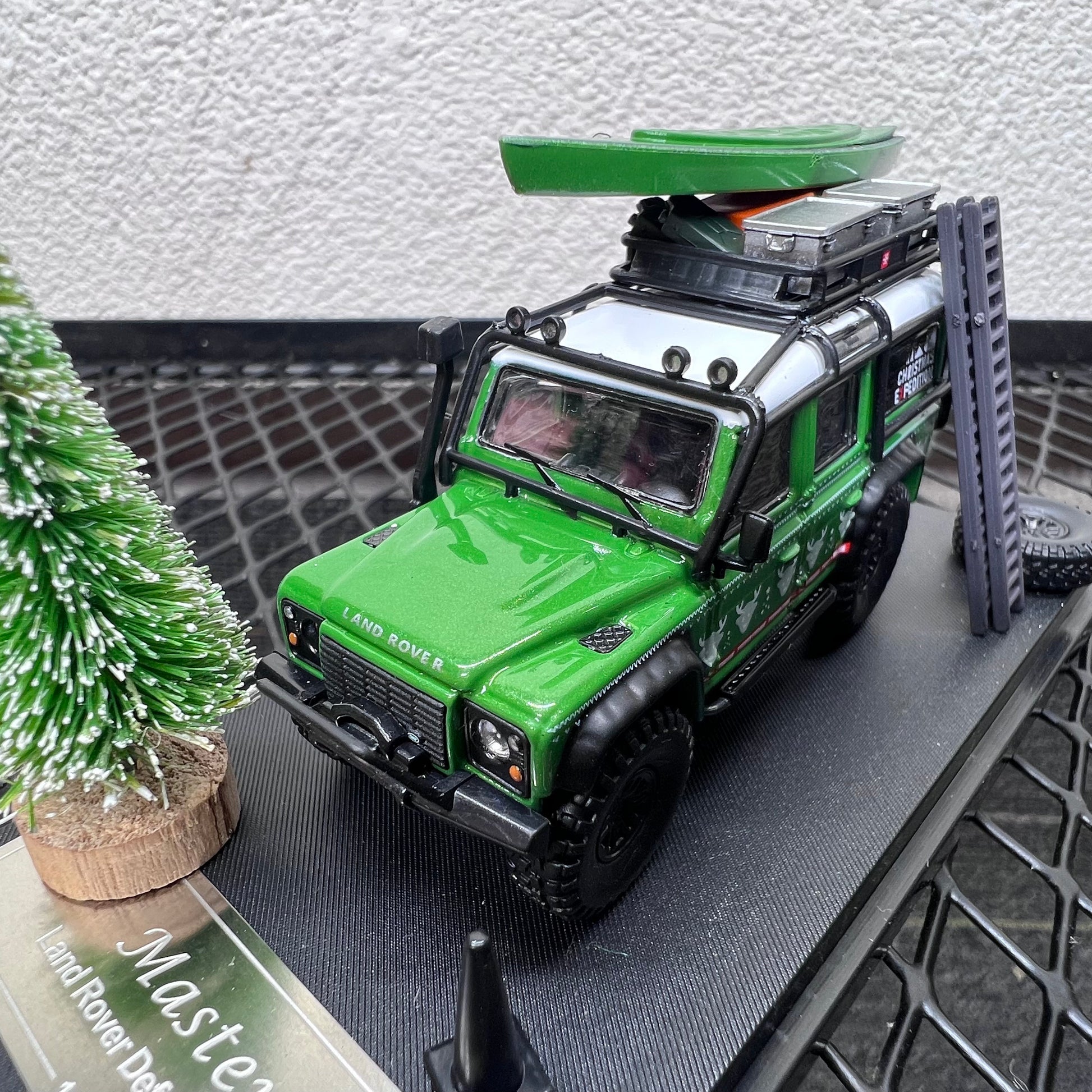 1/64 Scale Land Rover Defender 110 Diecast Model Car