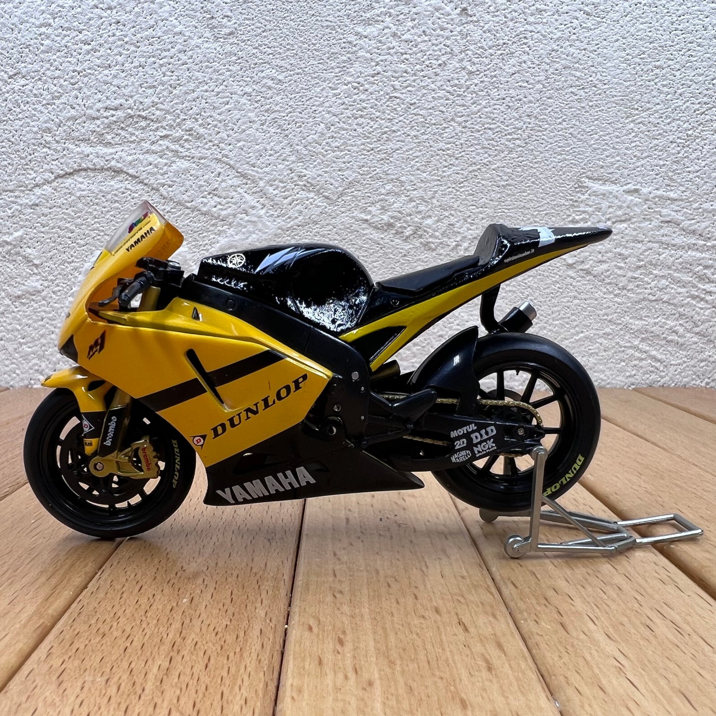 1/18 Scale 2006 Yamaha YZR-M1 Carlos Checa Diecast Model Motorcycle