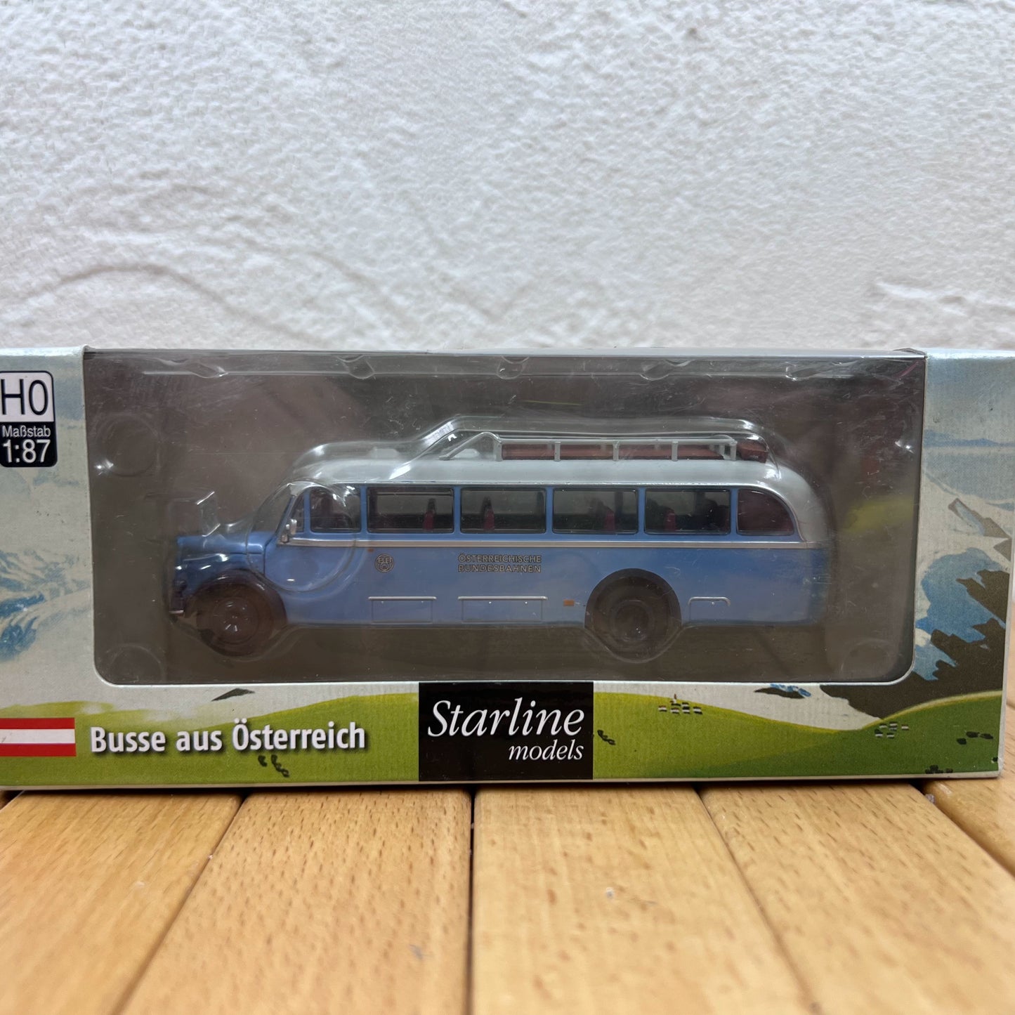 1/87 Scale Vintage Austria Bus Diecast Model