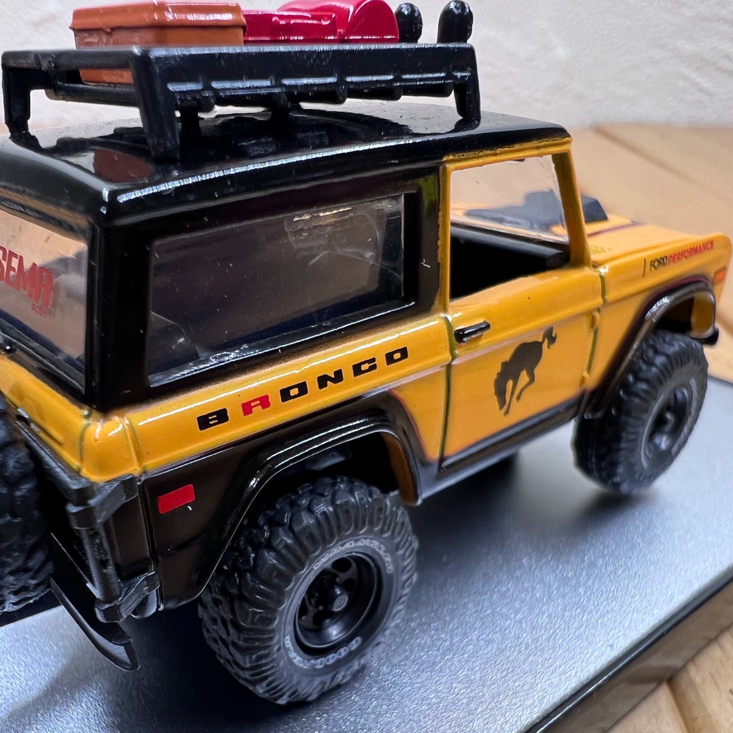 1/64 Scale 1971 Ford Bronco SUV Diecast Model Car