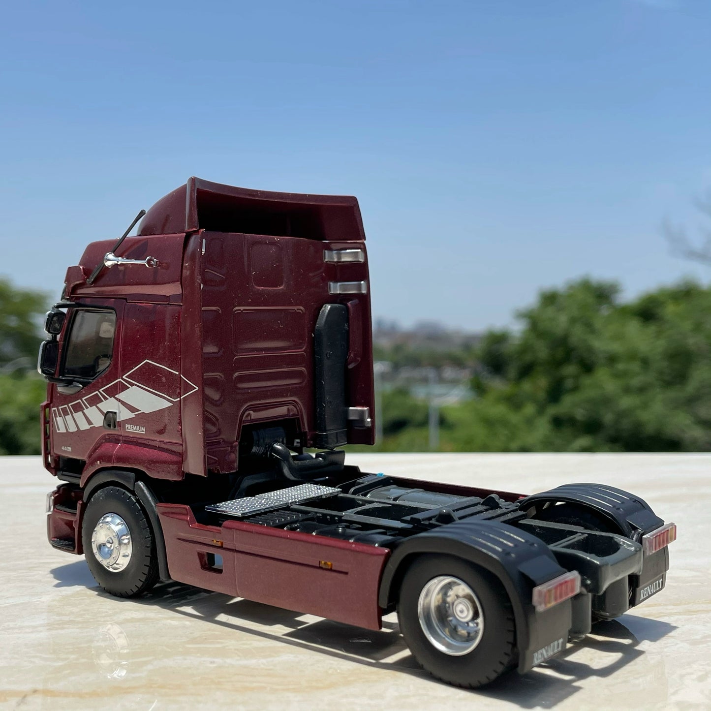 1/43 Scale Renault Premium Heavy-Duty Truck Diecast Model