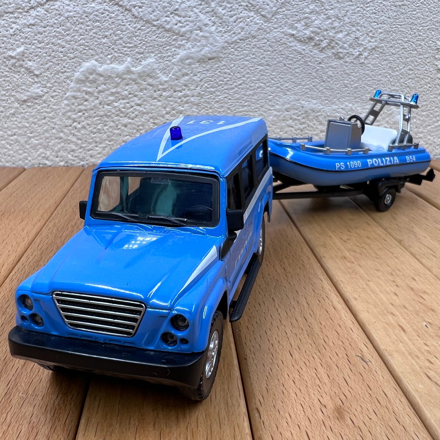 1/43 Scale SUV With Yatch On Trailer Diecast Model Car