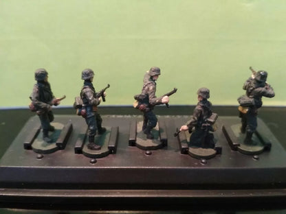 1/72 Scale WWII German Panzergrenadiers Set 5pcs Painted Figures Caesar Miniatures P802