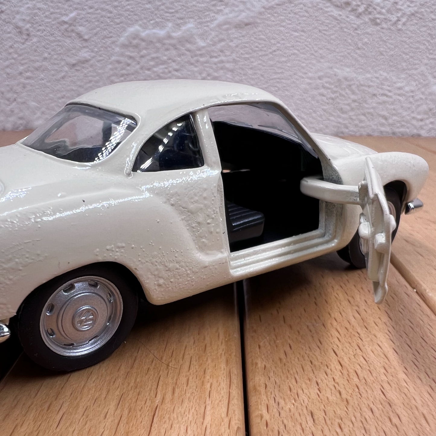 1/43 Scale 1968 Volkswagen Karmann Ghia Diecast Model Car