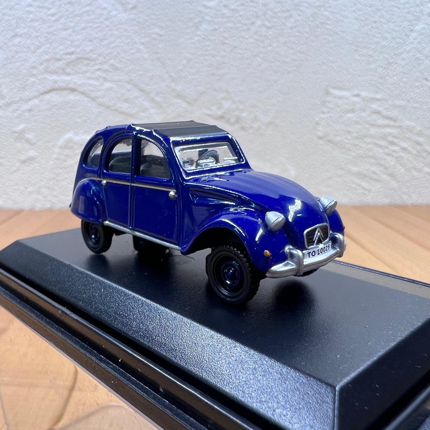 1/76 Scale Citroën 2CV6 Diecast Model Car