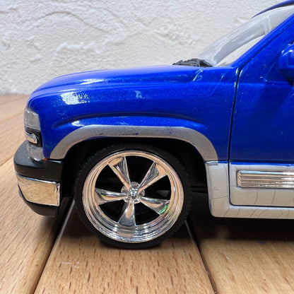 1/24 Scale 1999 Chevrolet Silverado Truck Diecast Model