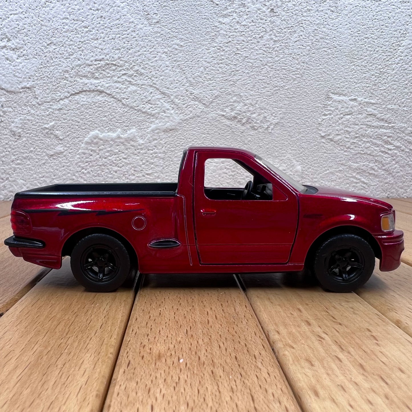 1/32 Scale 1999 Ford F-150 SVT Lightning Pickup Truck Diecast Model Car