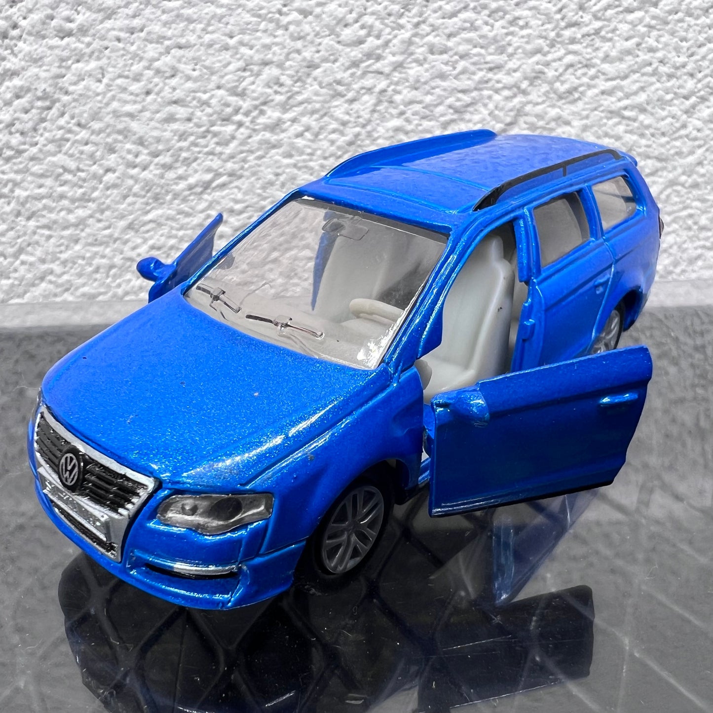 1/64 Scale Volkswagen Passat R36 Wagon Diecast Model Car