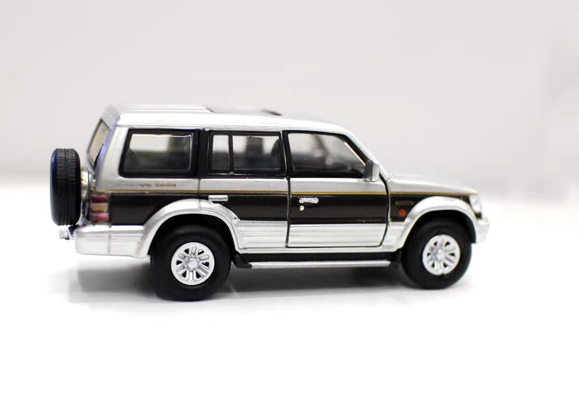 1/64 Scale Mitsubishi Pajero Super Exceed SUV Diecast Model