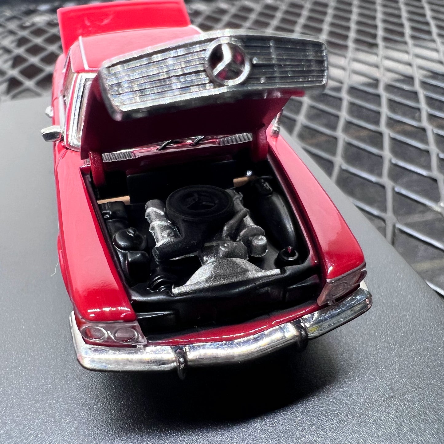 1/64 Scale 1973 Mercedes-Benz 450SL Vintage Sports Car Diecast Model