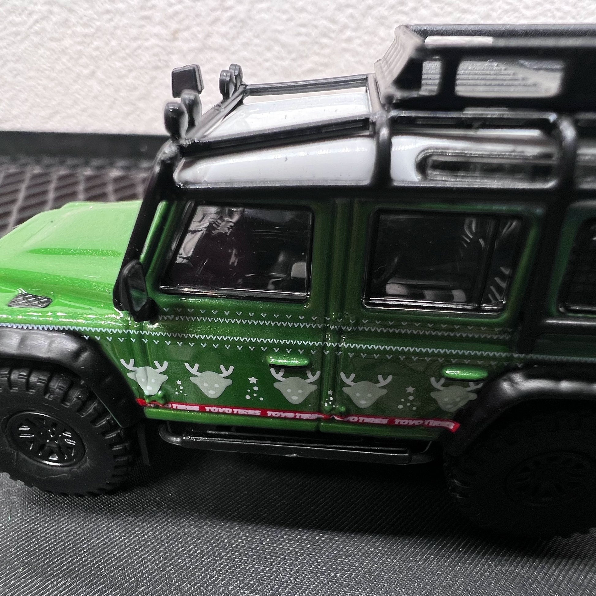 1/64 Scale Land Rover Defender 110 Diecast Model Car