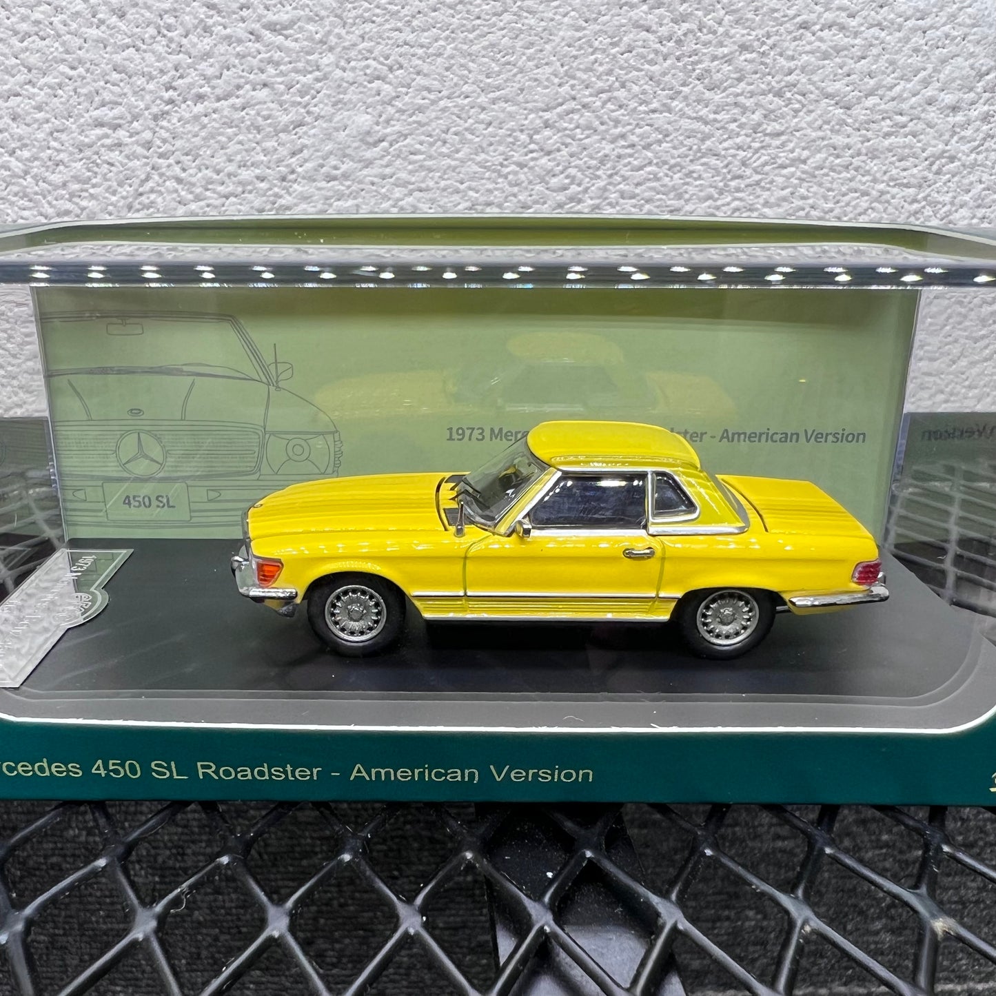 1/64 Scale 1973 Mercedes-Benz 450SL Vintage Sports Car Diecast Model