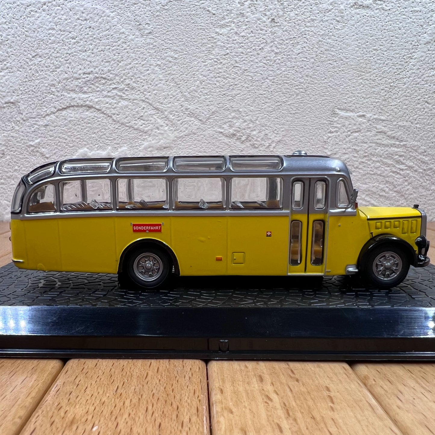 1/72 Scale 1959 Saurer L4C Bus Diecast Model