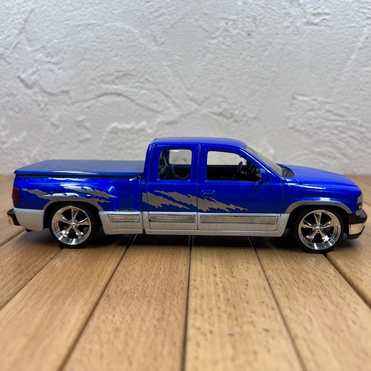 1/24 Scale 1999 Chevrolet Silverado Truck Diecast Model