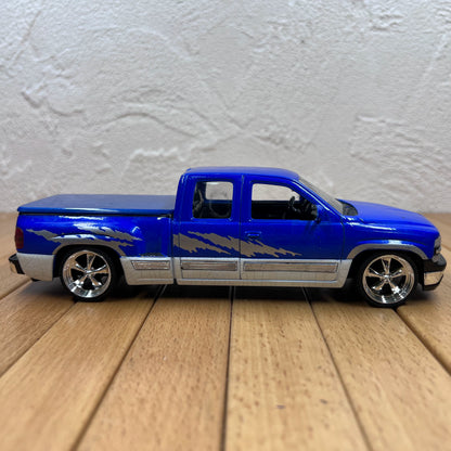 1/24 Scale 1999 Chevrolet Silverado Truck Diecast Model