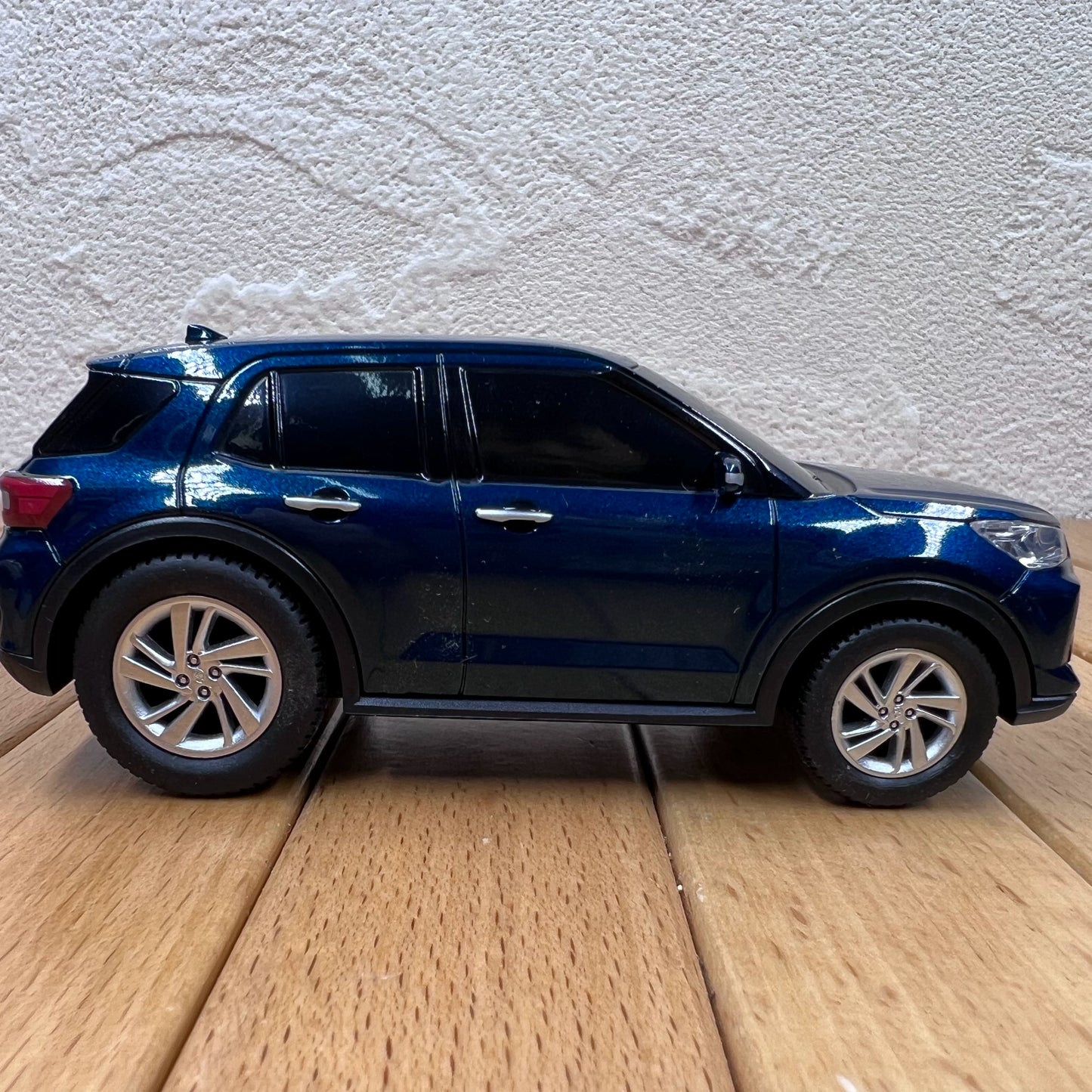 1/32 Scale Toyota Raize SUV Diecast Model Car