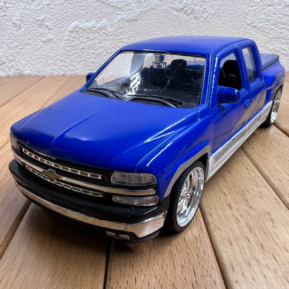 1/24 Scale 1999 Chevrolet Silverado Truck Diecast Model