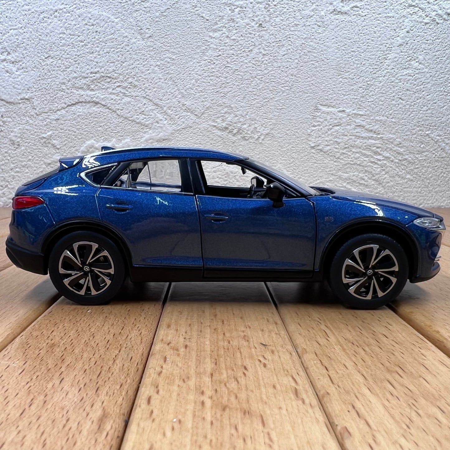 1/32 Scale 2020 Mazda CX-4 Compact Crossover SUV Diecast Model Car