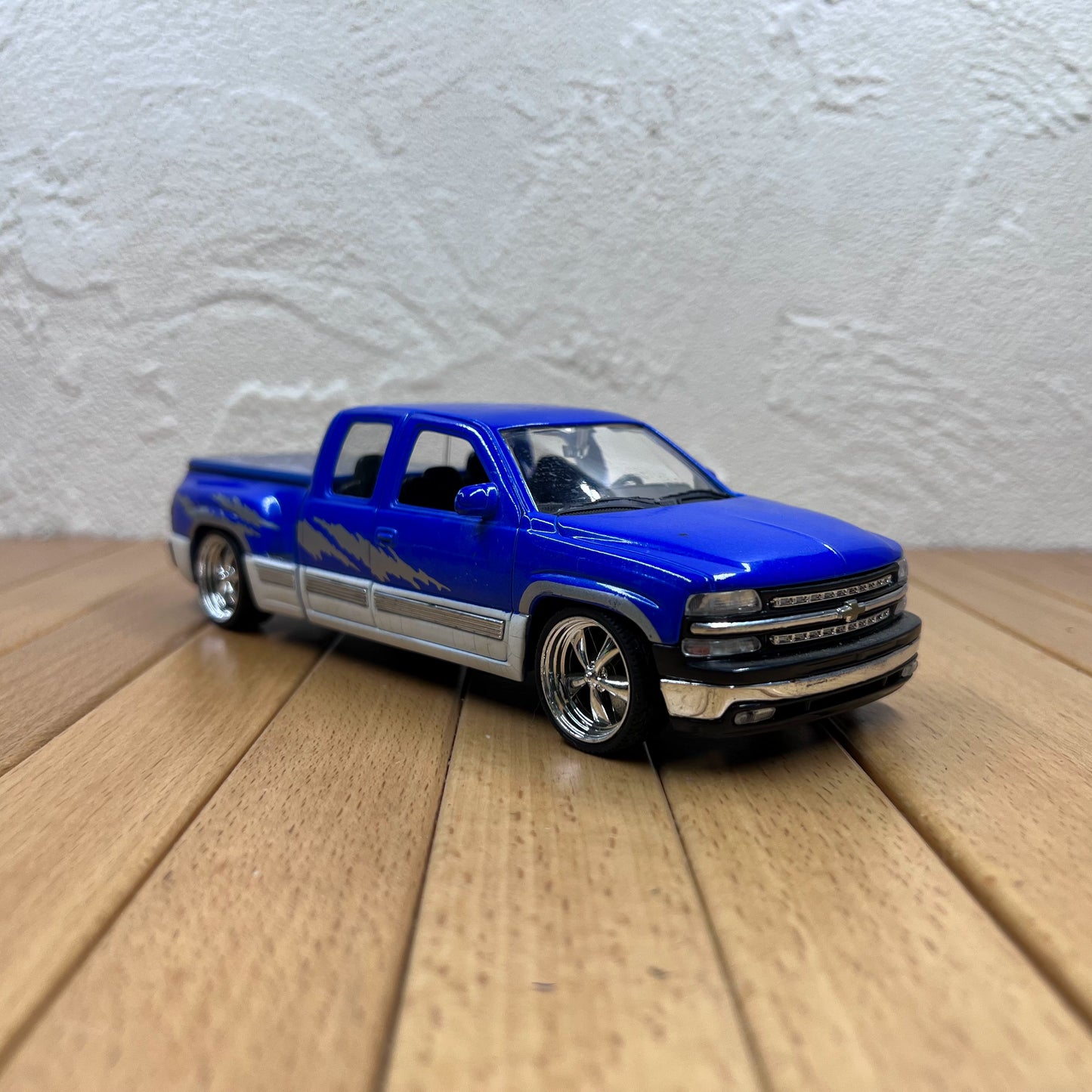 1/24 Scale 1999 Chevrolet Silverado Truck Diecast Model