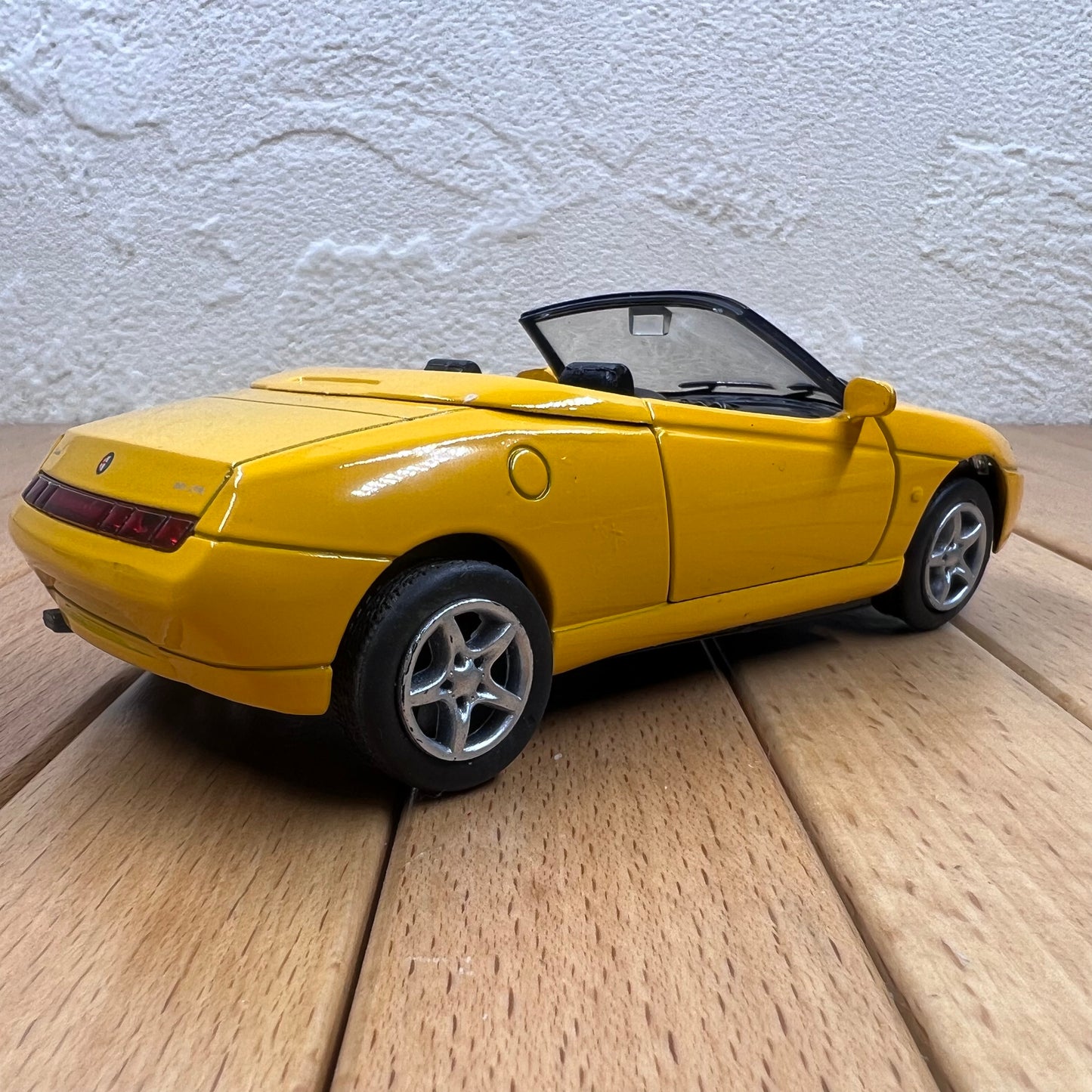 1/32 Scale 2003 Alfa Romeo Spider Roadster Diecast Model Car