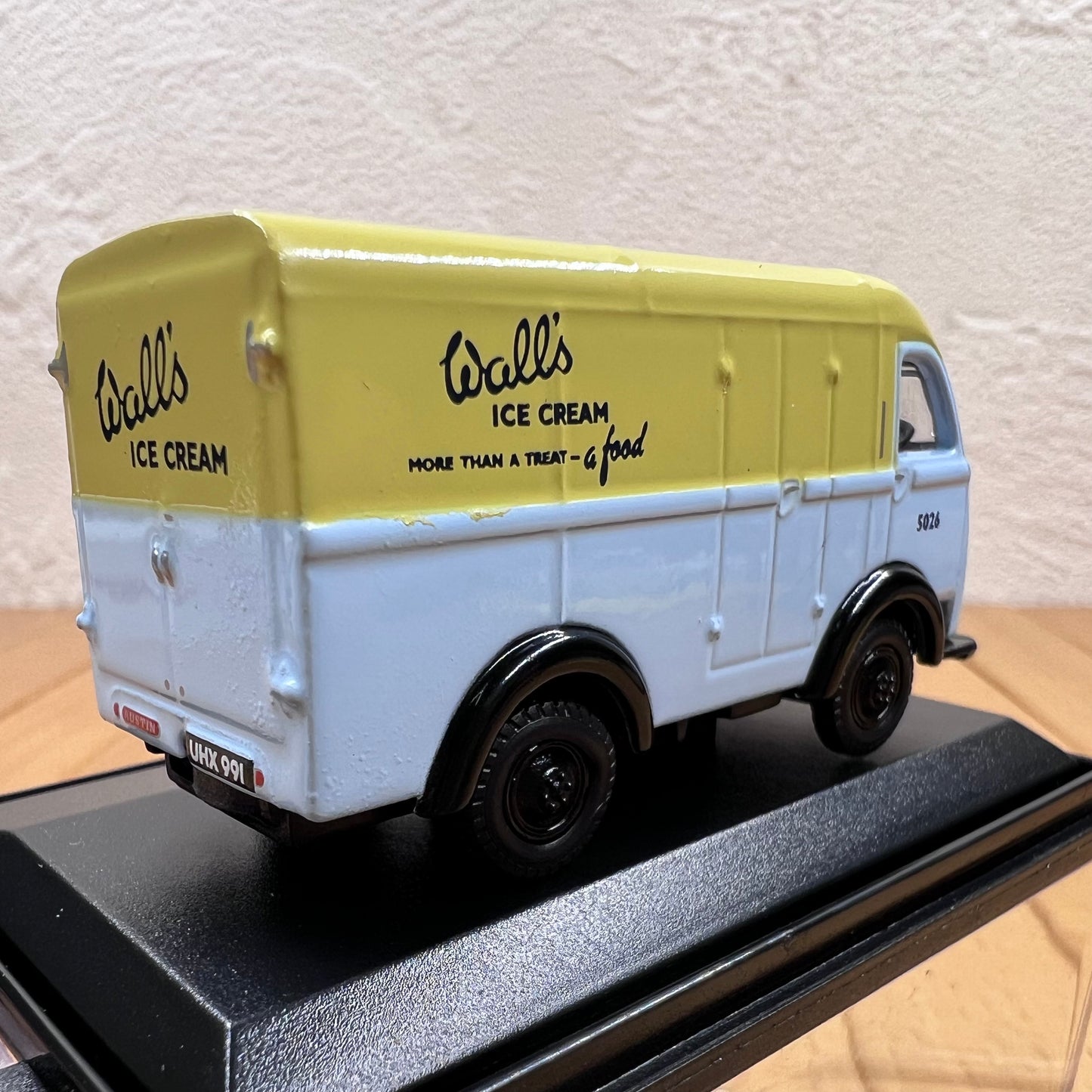 1/76 Scale Walls Ice Cream Van Diecast Model Car