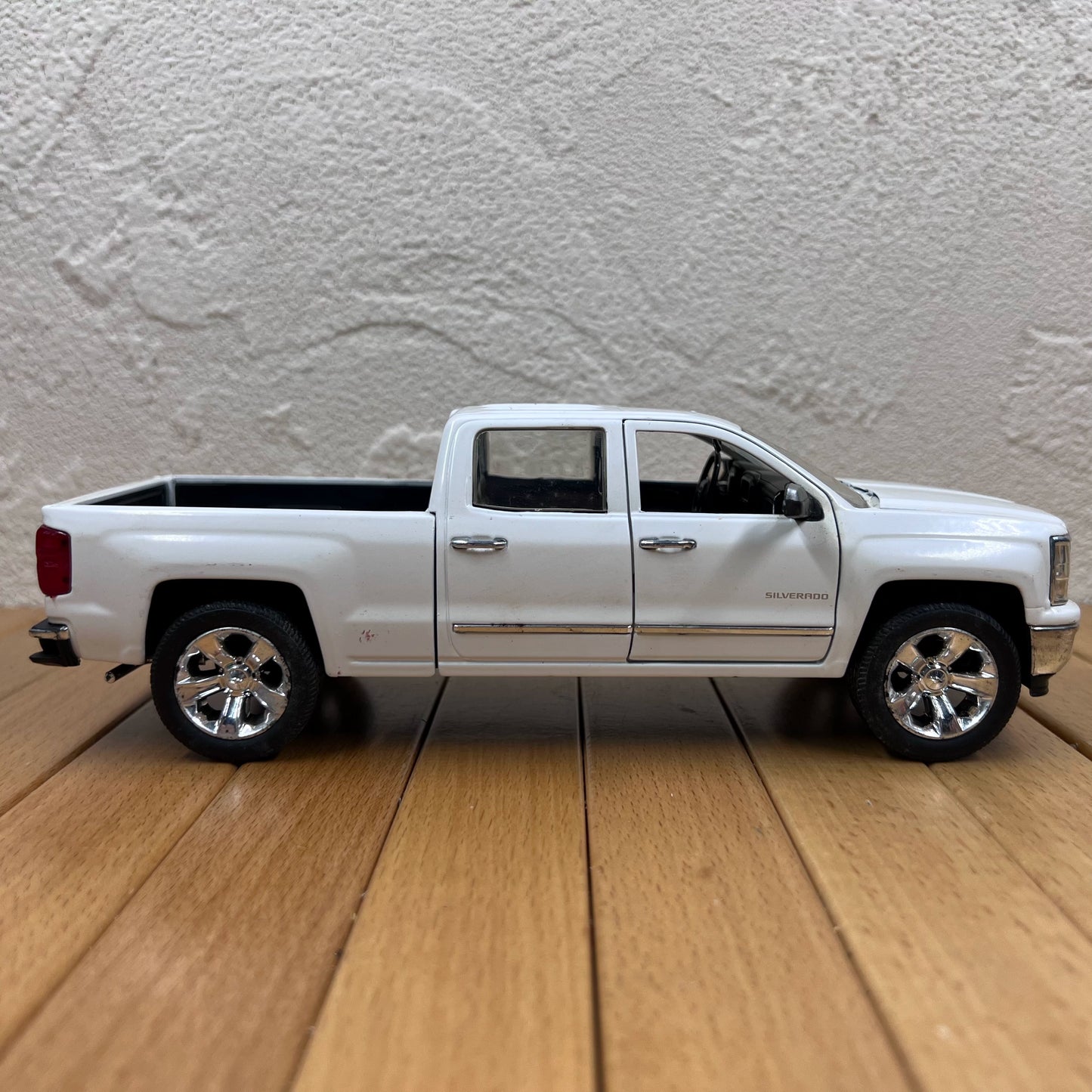 1/24 Scale 2014 Chevrolet Silverado Truck Diecast Model Car