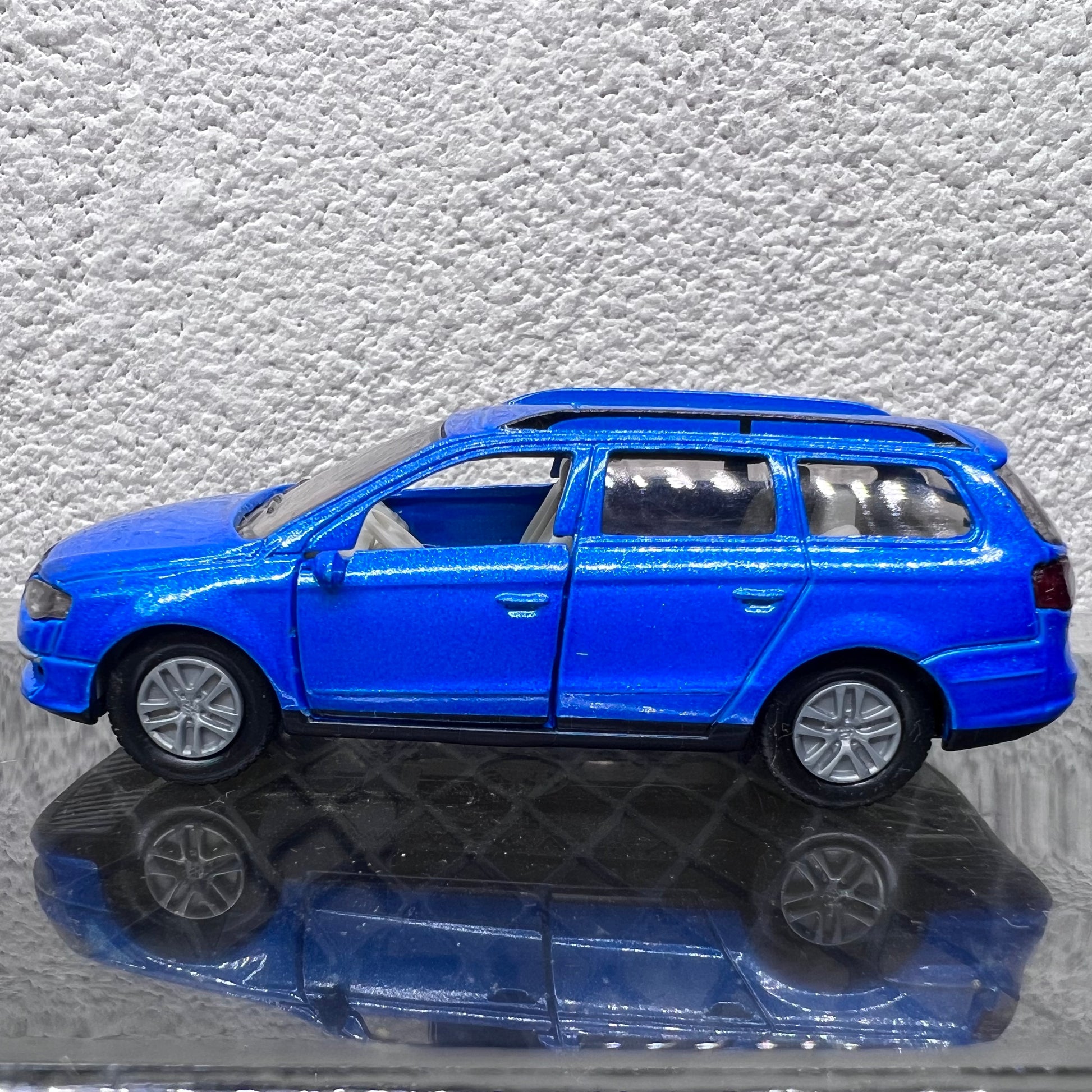 1/64 Scale Volkswagen Passat R36 Wagon Diecast Model Car