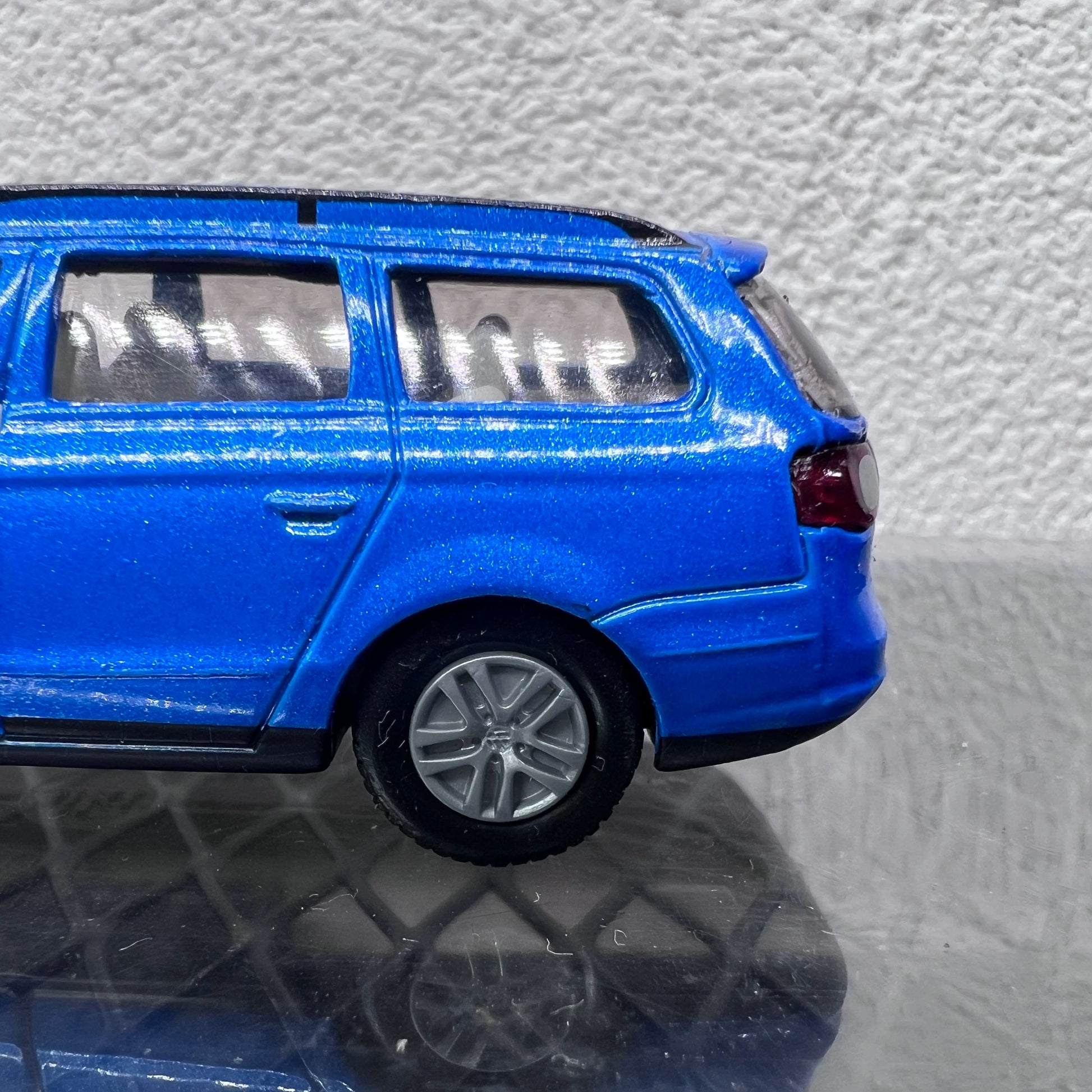 1/64 Scale Volkswagen Passat R36 Wagon Diecast Model Car