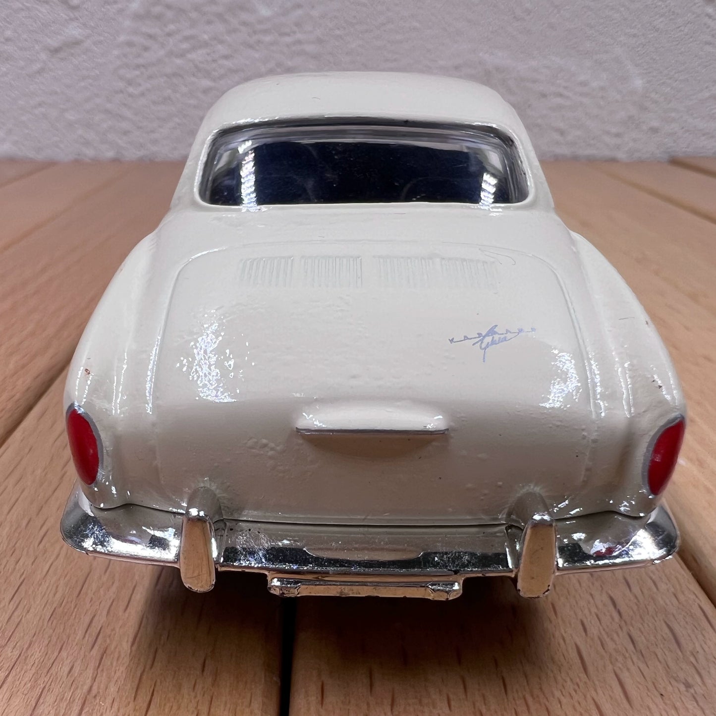 1/43 Scale 1968 Volkswagen Karmann Ghia Diecast Model Car